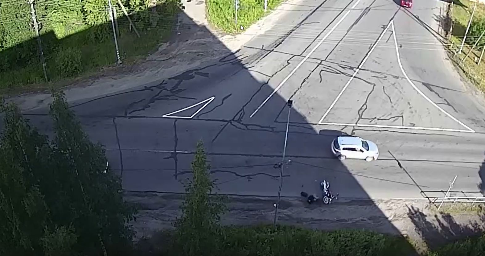 Водитель кроссовера не уступил дорогу мотоциклисту в одном из районов Петрозаводска