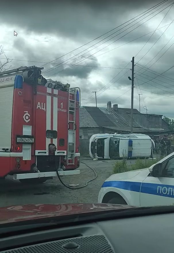 Полицейский автомобиль перевернулся, две машины столкнулись в крупном районе Петрозаводска
