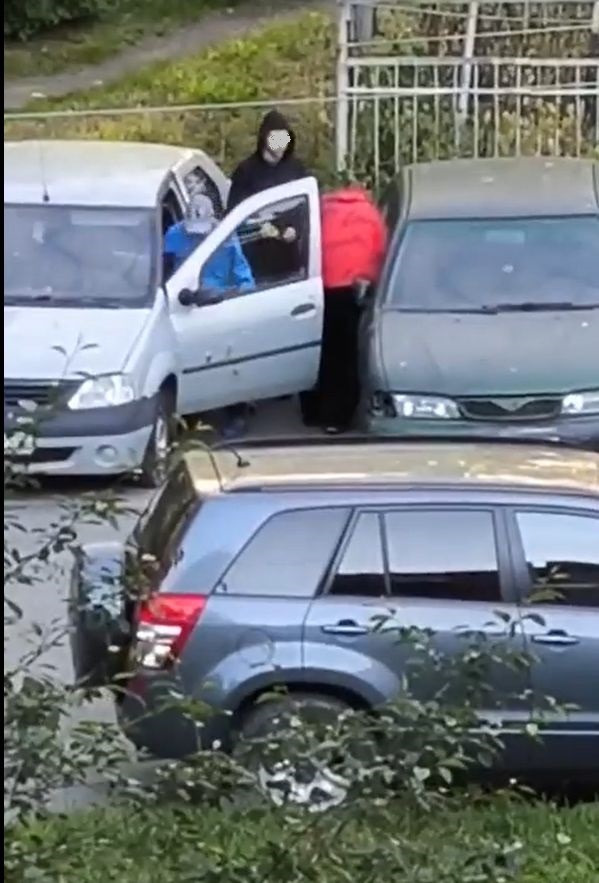 Подростки пытались вскрыть чужие авто в одном из районов Петрозаводска, один раз им это удалось (ВИДЕО)