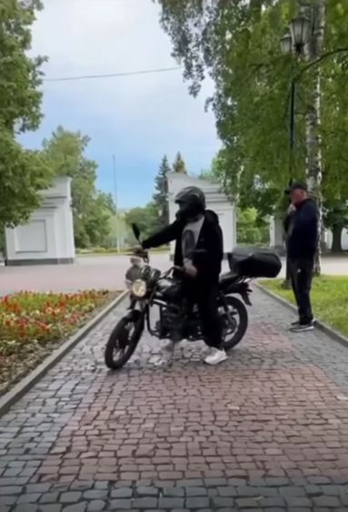 Мотоциклист подшофе ехал по пешеходной аллее Губернаторского сада в Петрозаводске