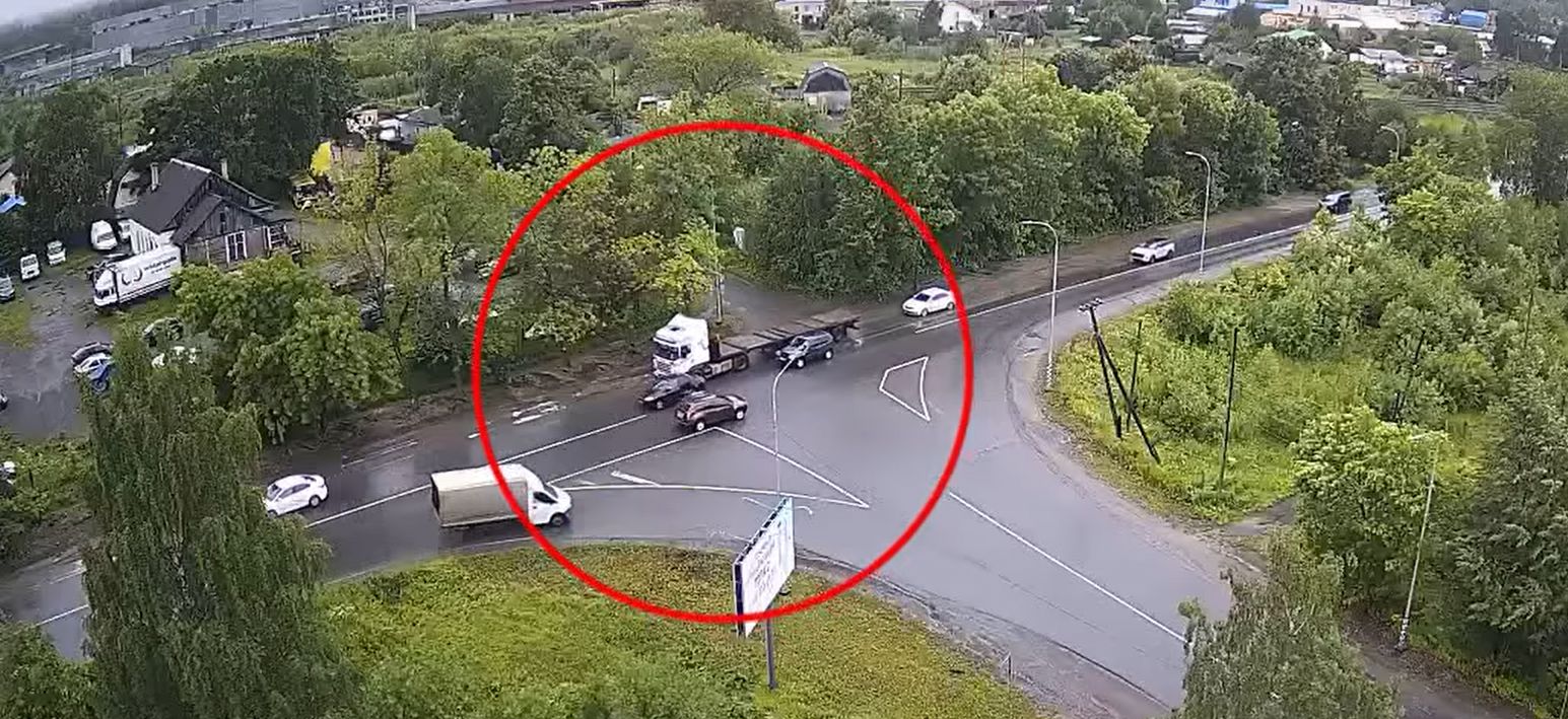 После столкновения с кроссовером легковушку отбросило на тягач в одном из районов Петрозаводска