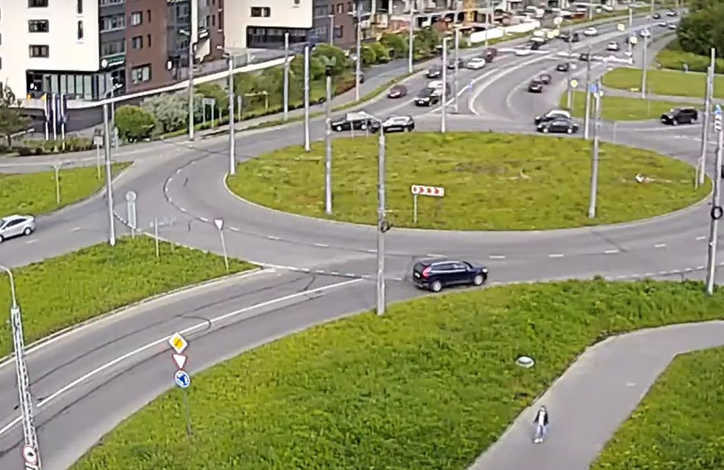 Черный внедорожник прошиб иномарку и медленно скрылся с места ДТП в расширенном центре Петрозаводска