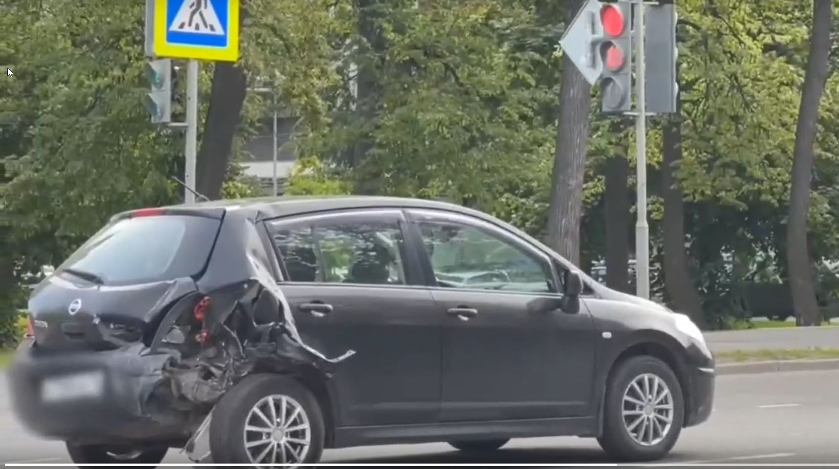 Дорожные полицейские работают на месте ДТП в центре Петрозаводска, где разбились три машины