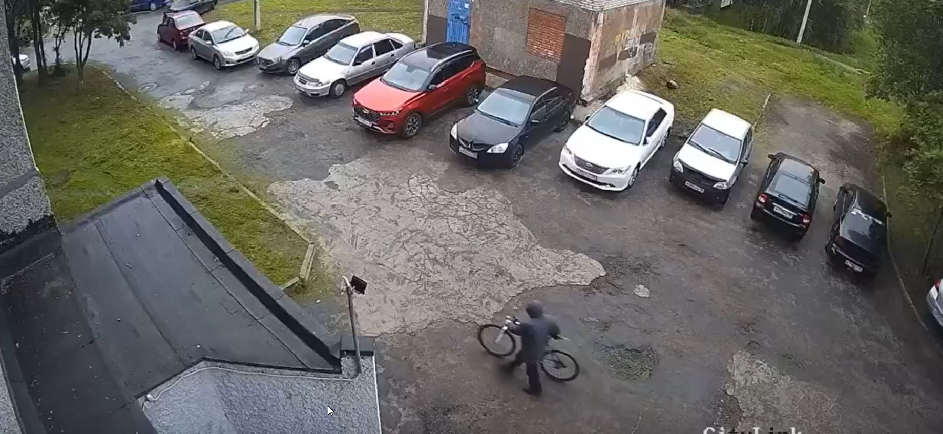 Под прикрытием фигового листа воры увели горный велосипед из подъезда в крупном районе Петрозаводска