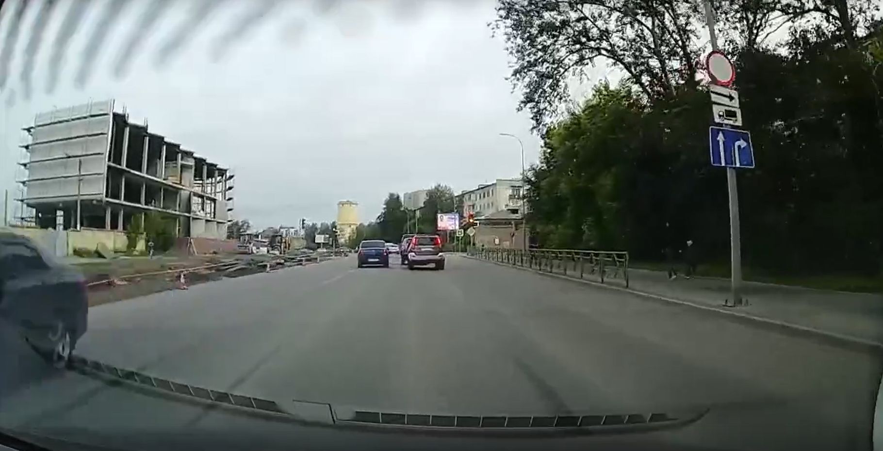 Лишь бы не пропустить: опасные понты водителей на оживленной дороге в Петрозаводске попали на видео