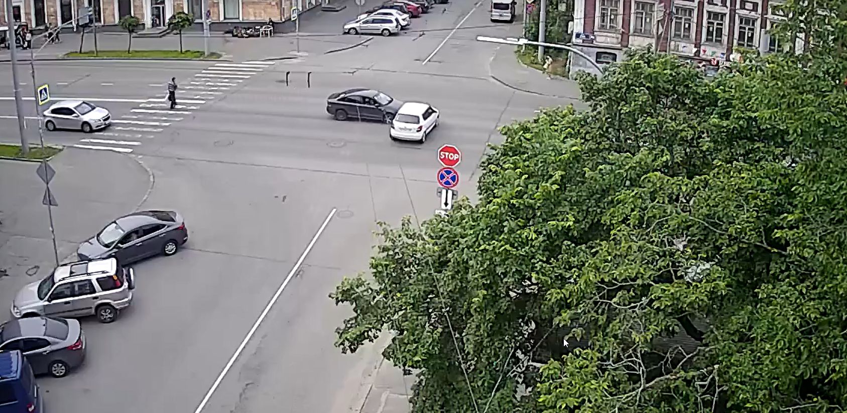 Водитель легковушки отличился в центре Петрозаводска: проигнорировал пешехода и устроил аварию