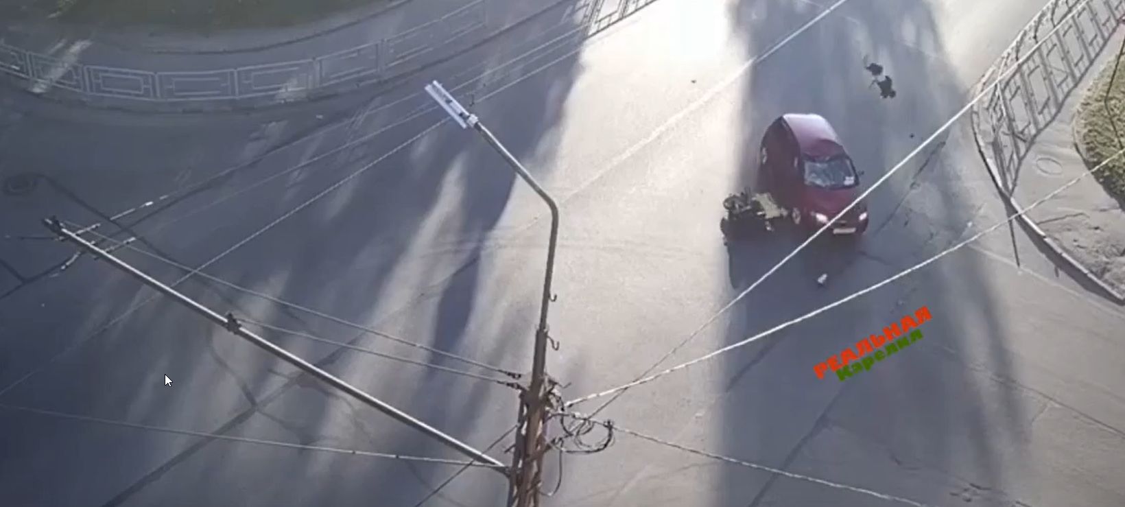 Страшное ДТП в Петрозаводске: на полном ходу мопед врезался в легковушку, курьер перелетел через авто