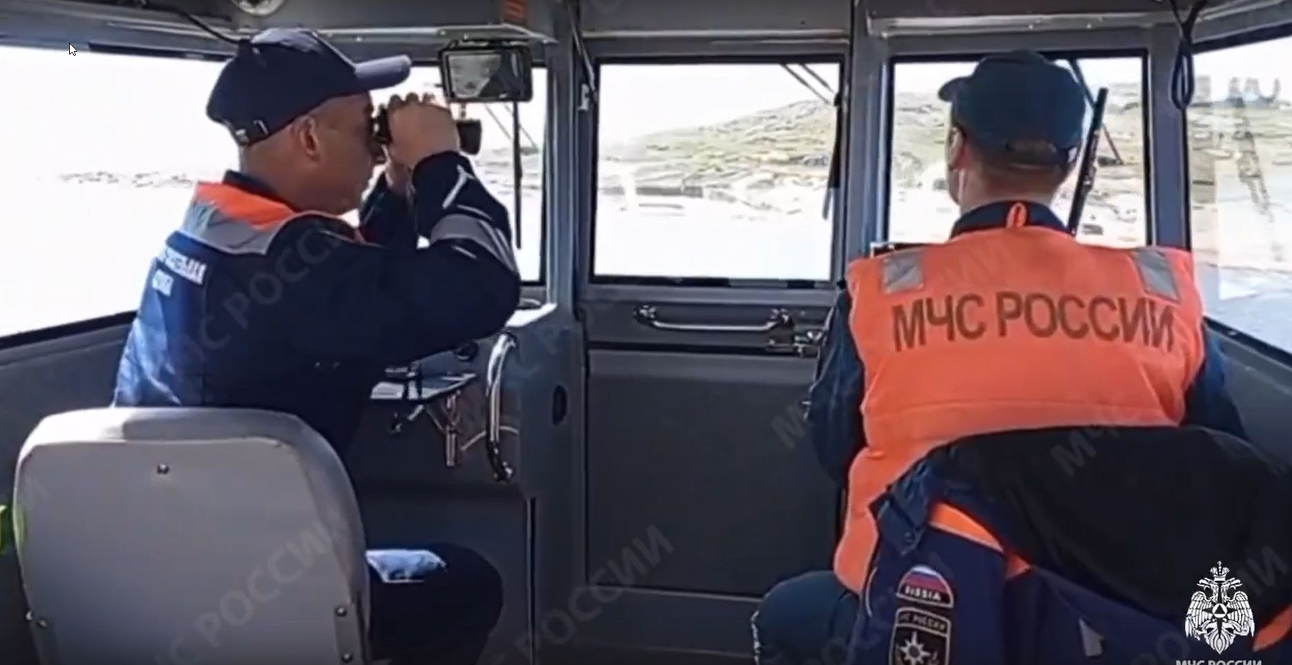Пропавших в Белом море туристов-байдарочников спасатели МЧС Карелии и Архангельска искали с воздуха и на воде