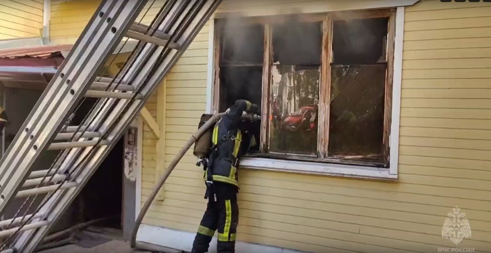 Двое детей и 4 газовых баллона находились в горящем деревянном доме на Зареке в Петрозаводске