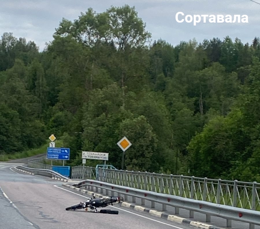 Мужчина без прав поехал на мопеде и навернулся на ночной трассе в Приладожье