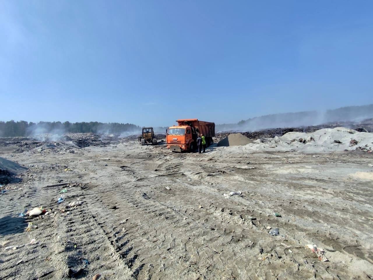 Мусорный полигон в Медвежьегорске после возгорания засыпали дробленой щебенкой — ушло 300 тонн, привезли еще 200