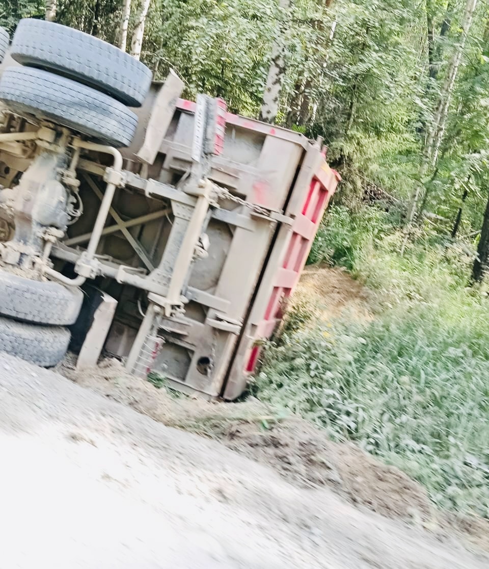 Большегруз прилег в кювет рядом с трассой в Сортавальском округе