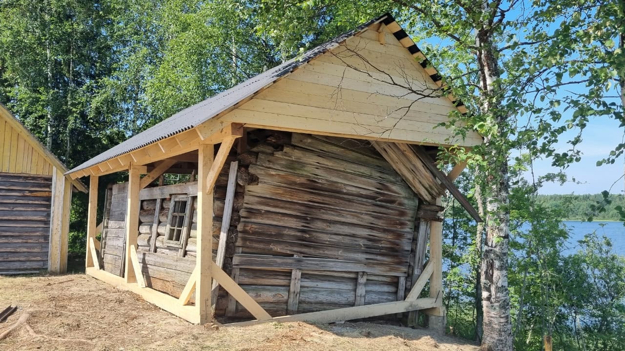 Волонтеры укрепили старинную часовню в Карелии