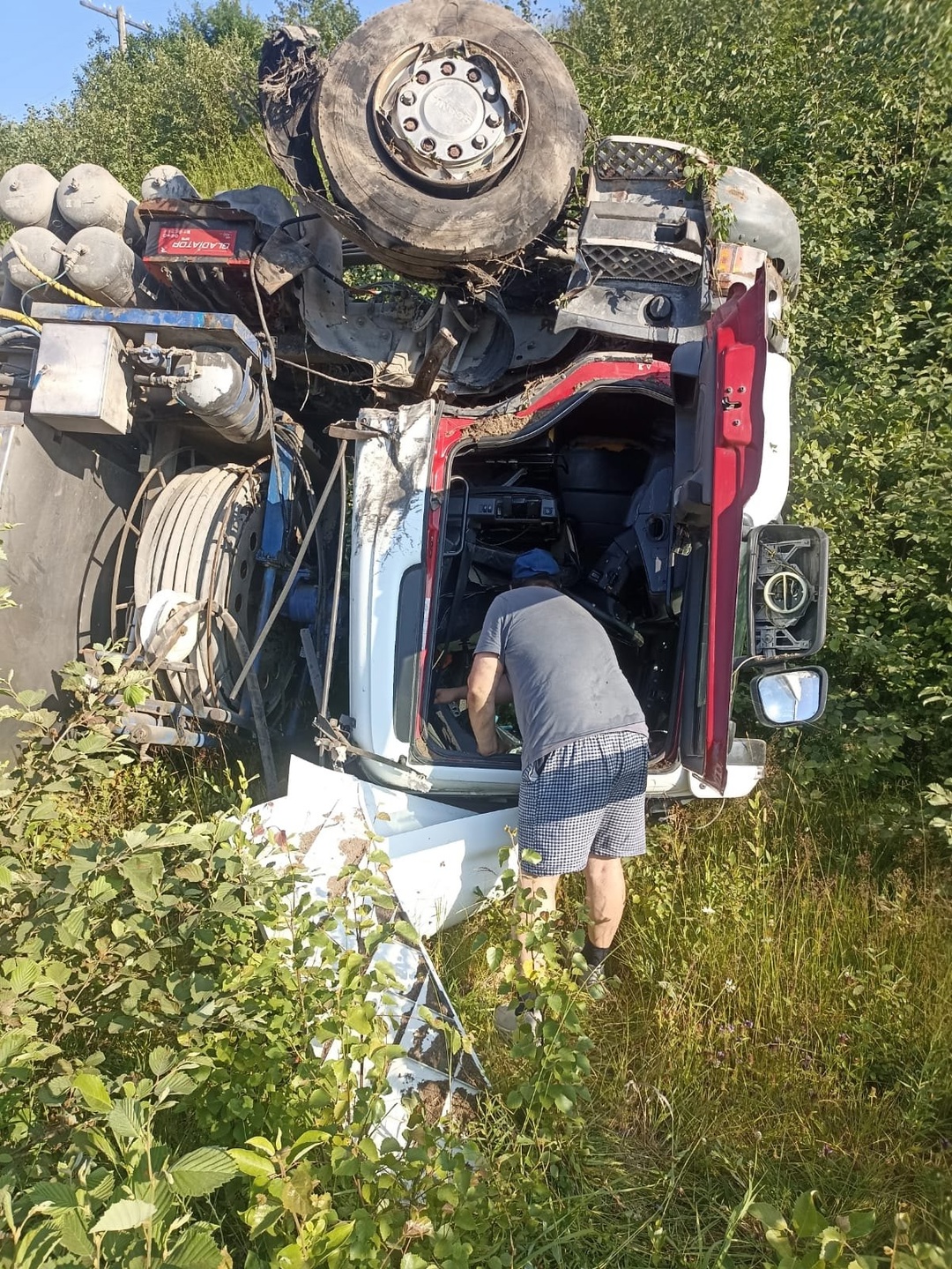 Большегруз вылетел в кювет в Пряжинском районе
