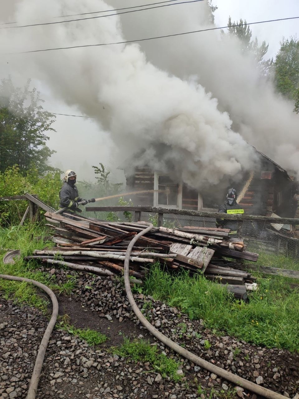 Загоревшийся частный дом дымил на всю округу на севере Карелии
