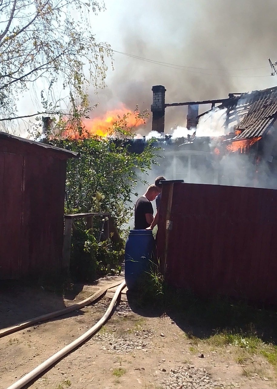 Сильный пожар в жилом доме угрожает соседним постройкам в одном из поселков Пудожского района