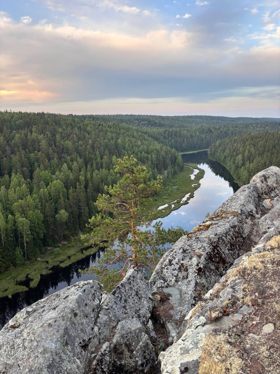 Жители Карелии возмущены порчей скал вандалами