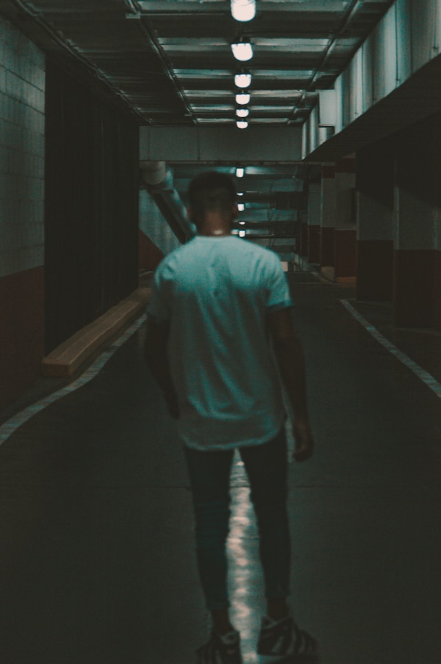 Телефон без присмотра стал случайной добычей молодого петрозаводчанина с криминальной биографией