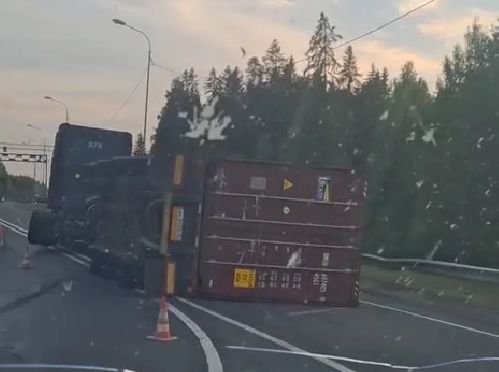 Фура легла на бок в пригороде Петрозаводска