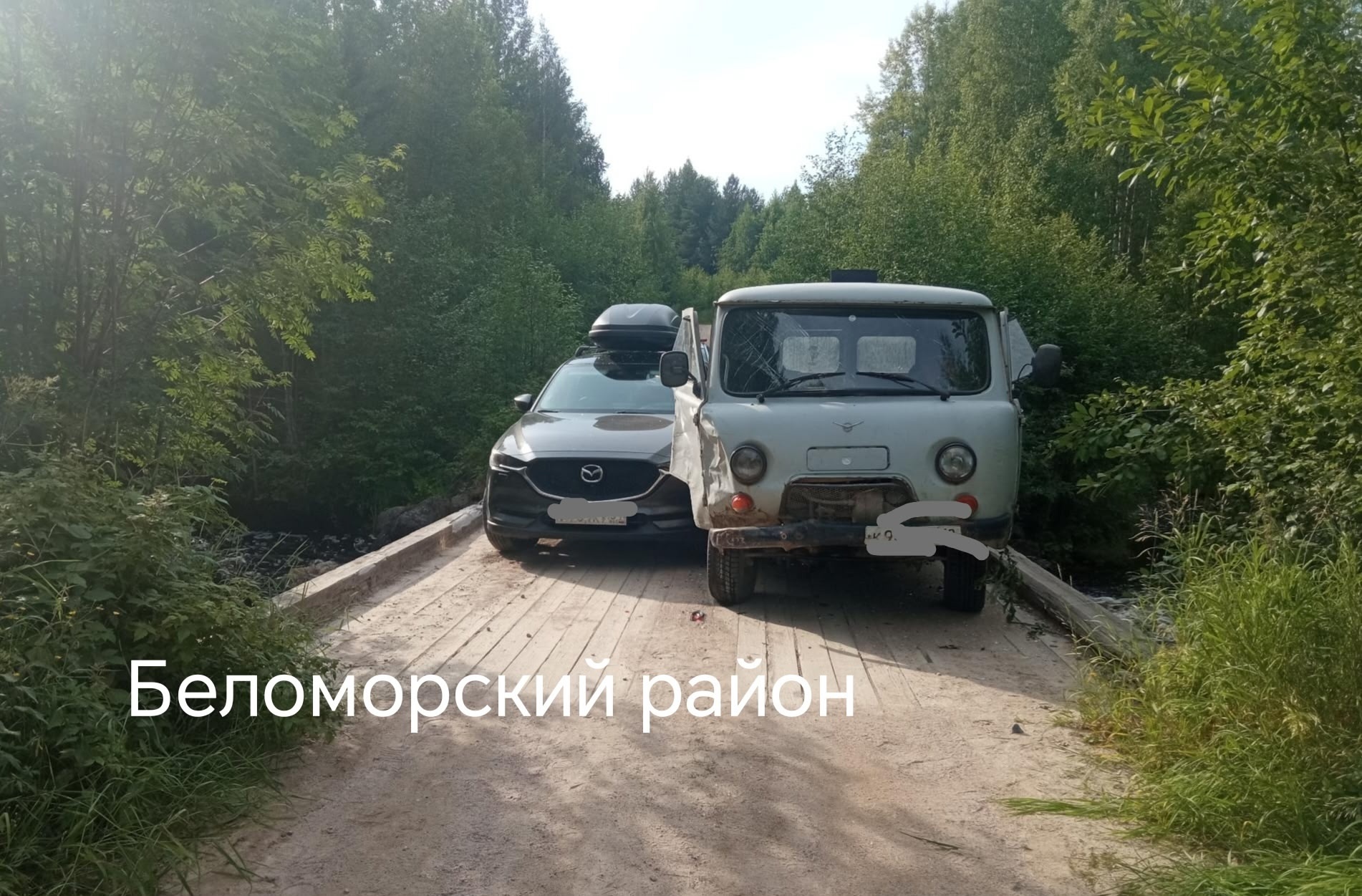 Водитель УАЗа выпал из кабины на основание моста в округе Карелии