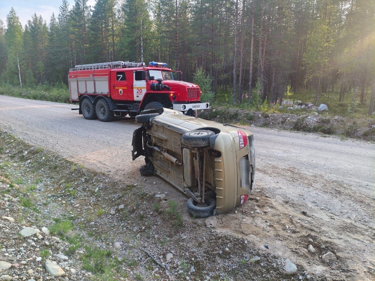 Малолитражка с женщиной-водителем опрокинулась на грунтовке в Калевальском районе