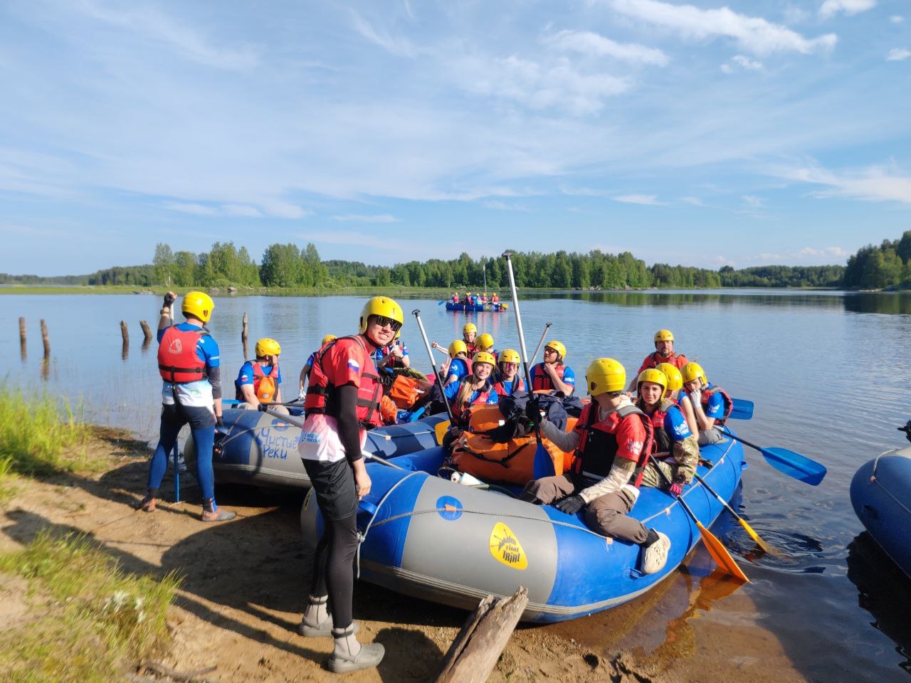 В Карелии волонтеры очистили берега реки от мусора