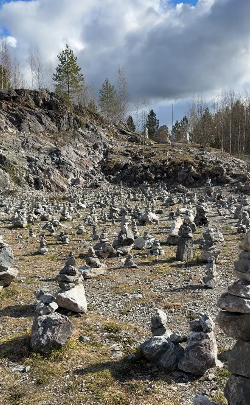 Туристы в Рускеале следуют древней традиции