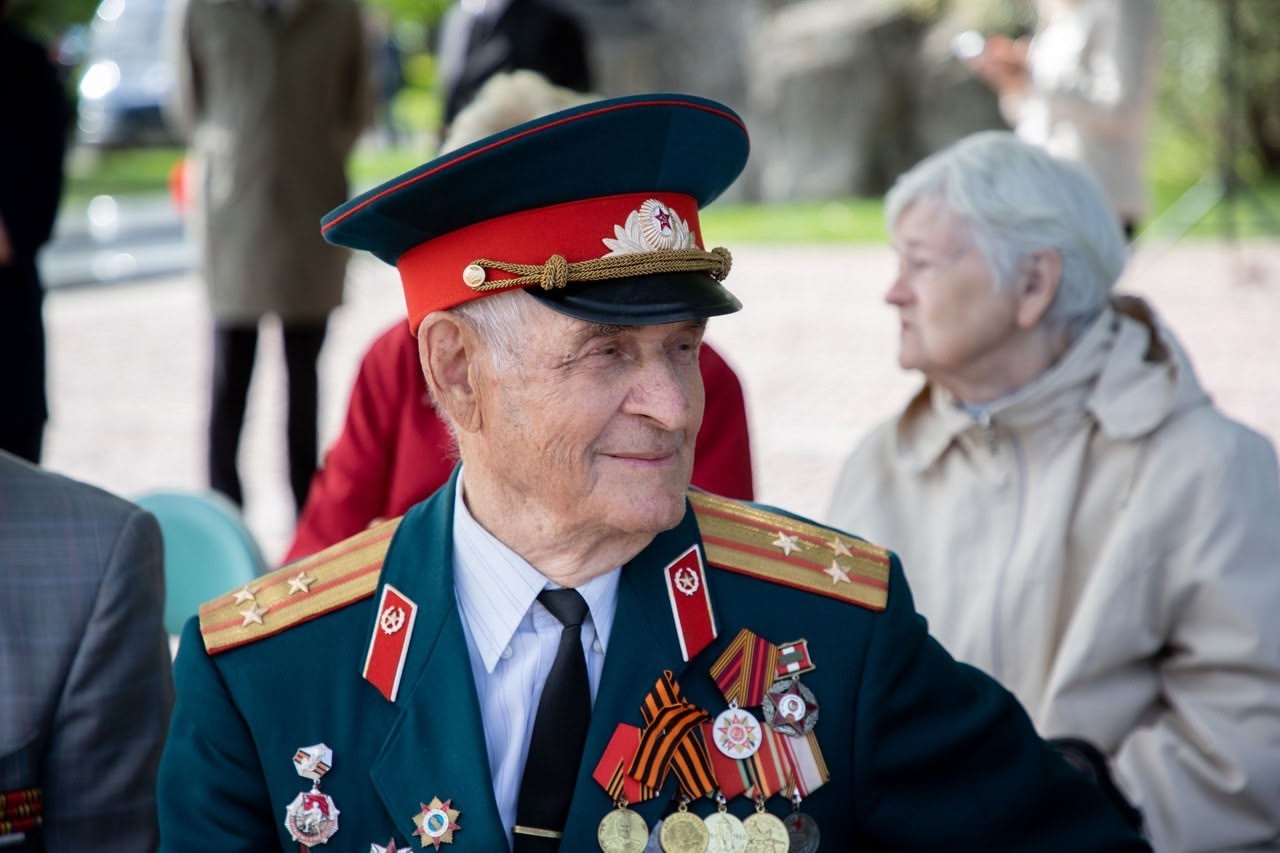 Элиссан Шандалович поздравил ветерана Великой Отечественной войны с высокой наградой