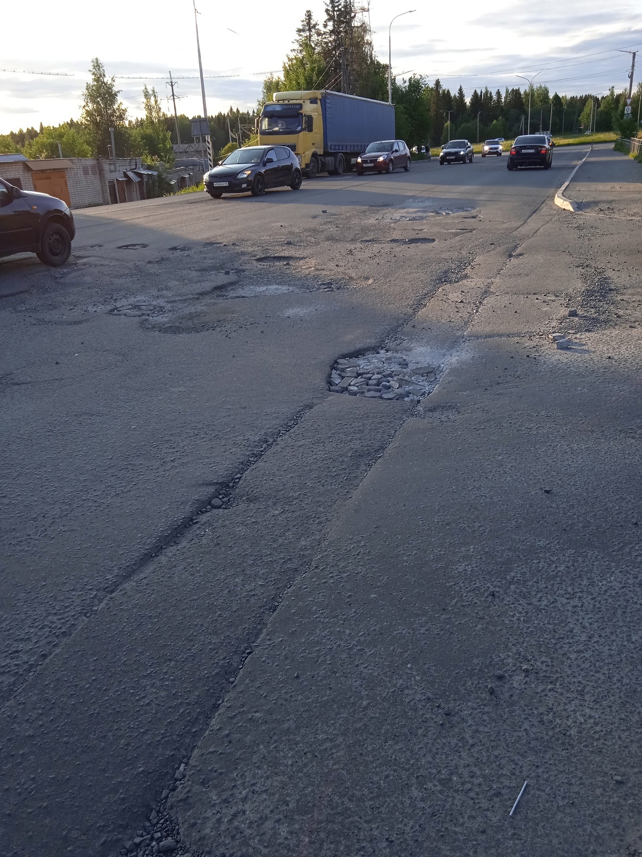 Жители Петрозаводска добились ремонта ямы у популярного гипермаркета