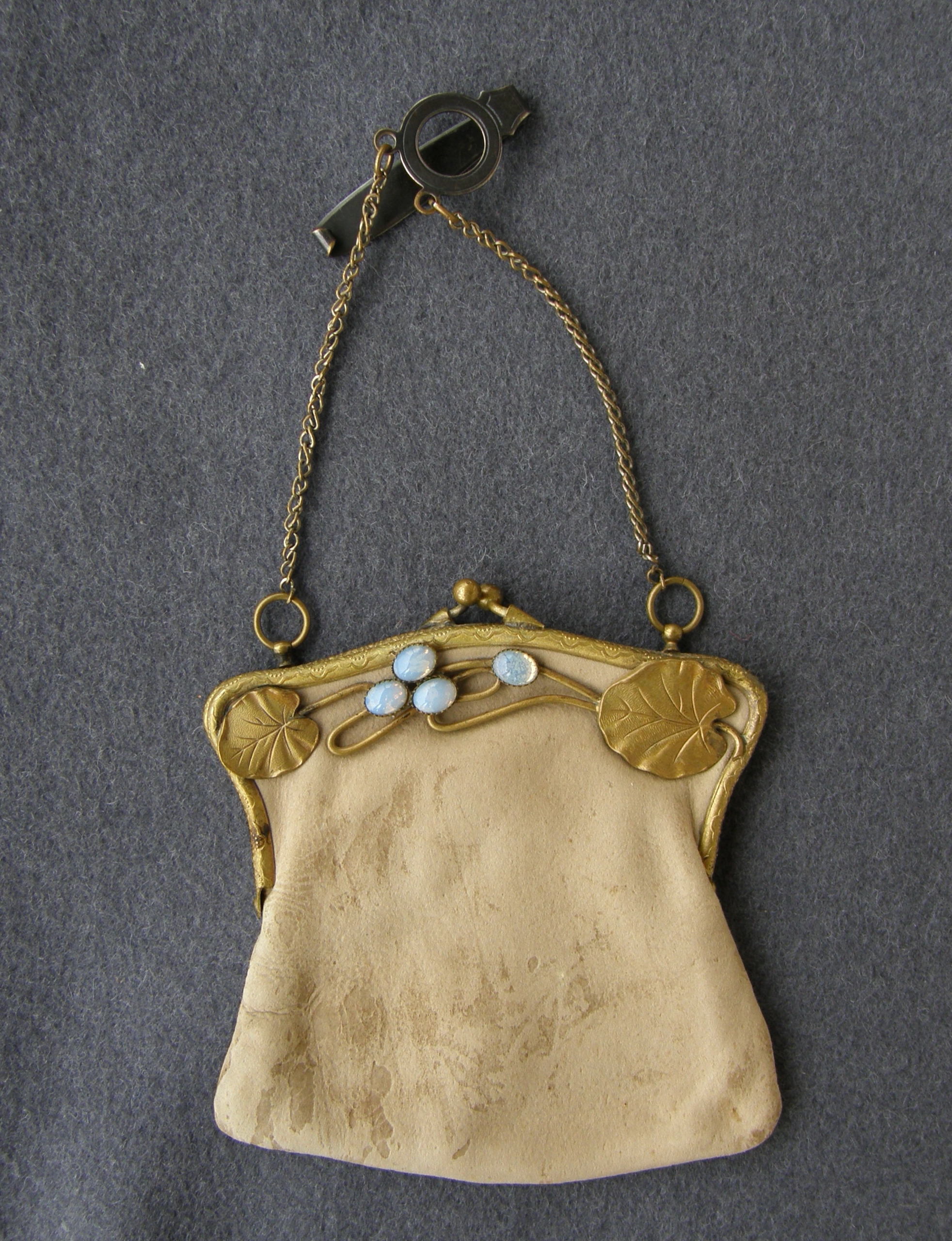 Музей «Кижи» показал дамскую сумочку 1910-х годов