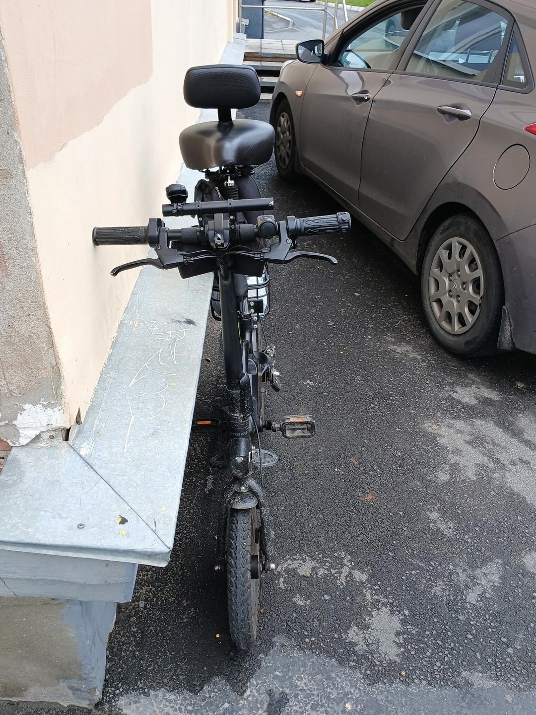 Водитель электросамоката попал в больницу после столкновения с иномаркой на тротуаре в Петрозаводске