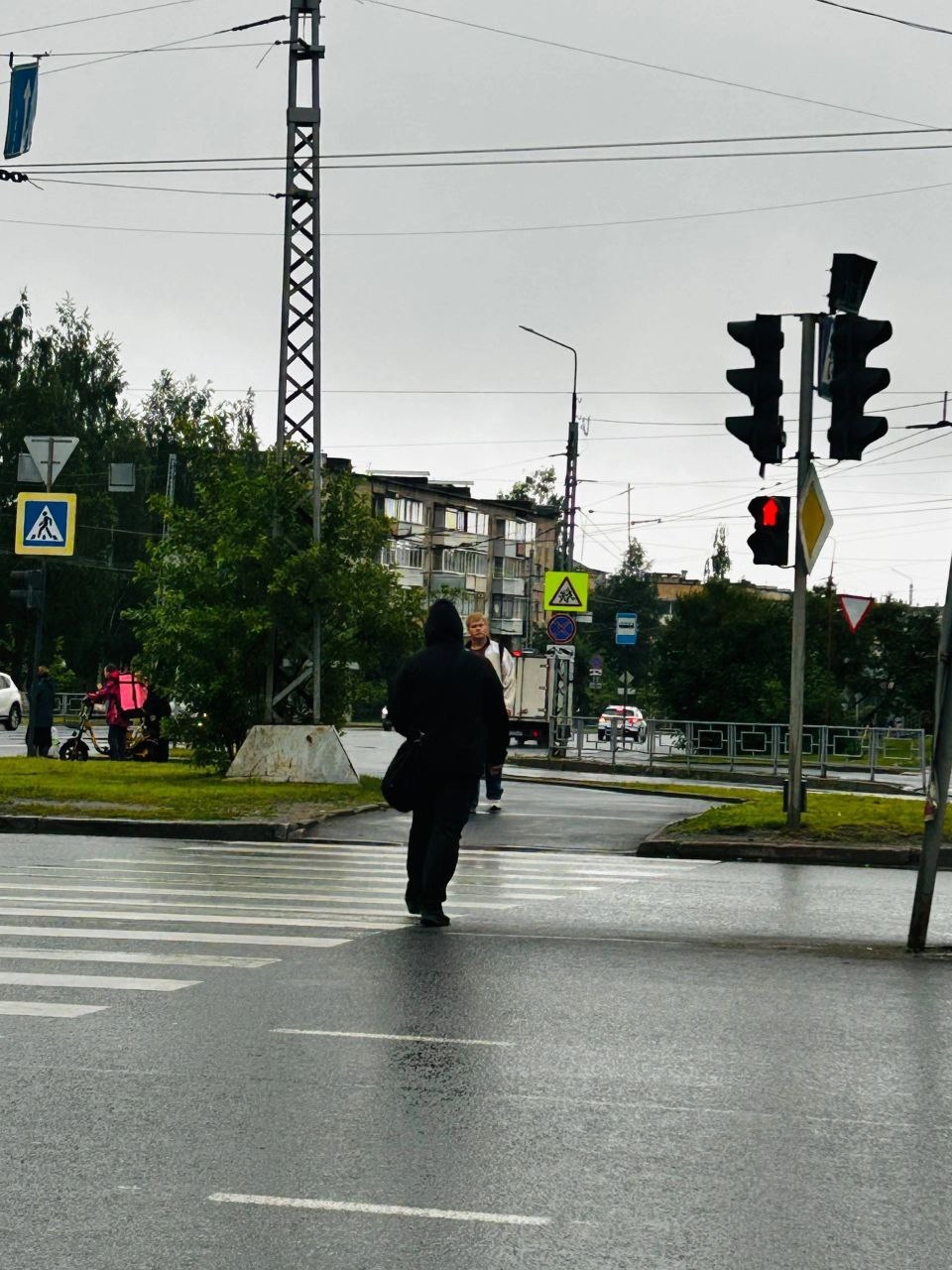 На проспекте Невского в Петрозаводске заклинило светофор: все ехали и шли на красный