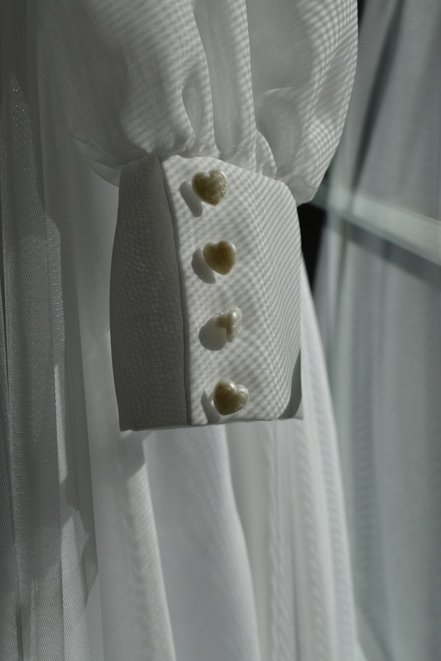 Лишь после вмешательства Роспотребнадзора продавец вернул деньги жительнице Карелии, получившей заляпанное платье на маркетплейсе