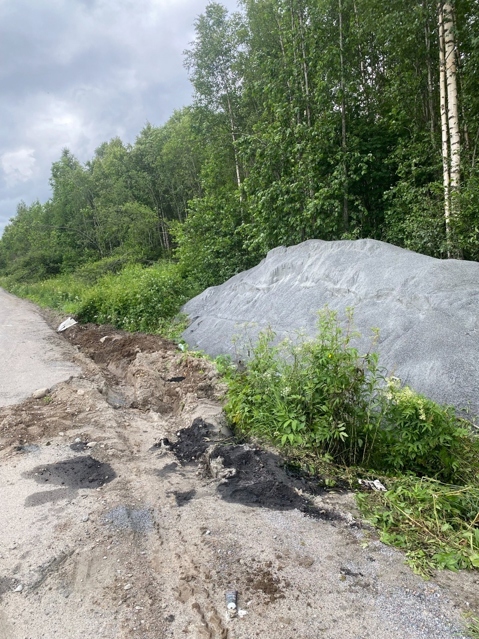 Большегрузы разбили дорогу в Лахденпохском районе