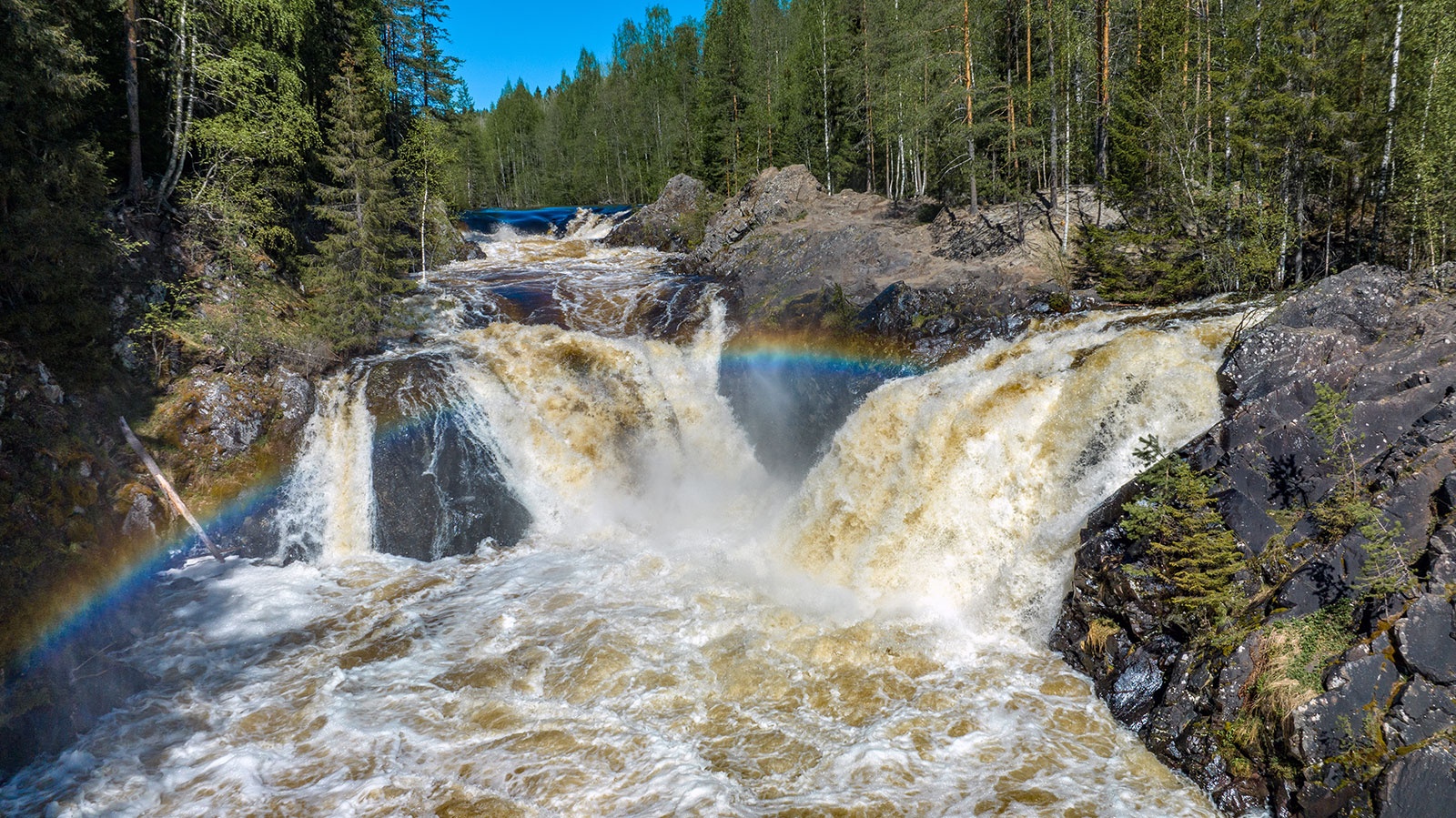 Россияне открывают для себя самые необычные водопады страны