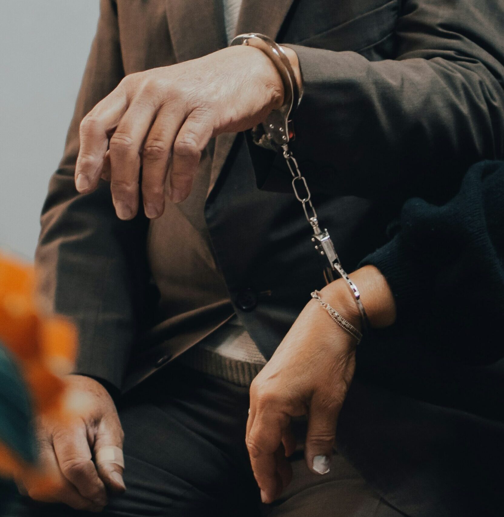 Осужденная бабушка предсказала обыски у чиновника