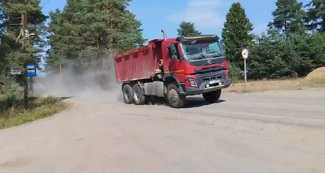 Жители поселка в Карелии глотают пыль из-за проходящих большегрузов