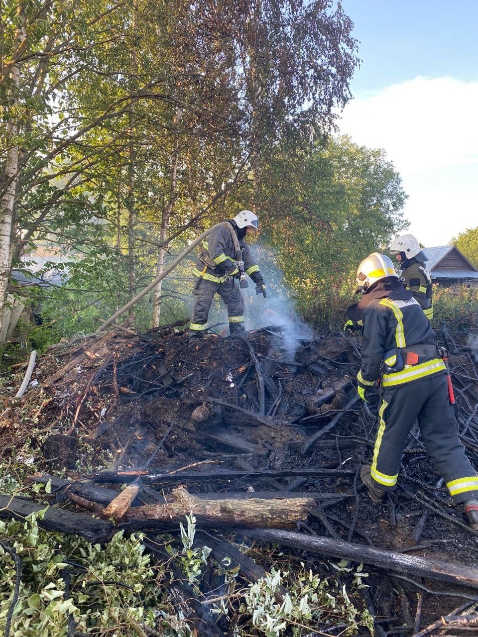 Огромная куча срубленных деревьев загорелась вечером в Пряже