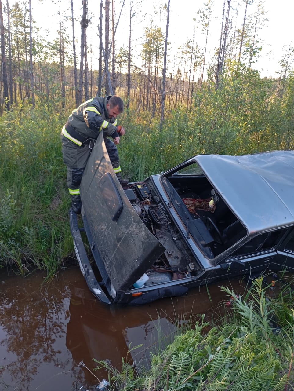 Отечественный внедорожник с приключениями ушел в канаву на западе Карелии
