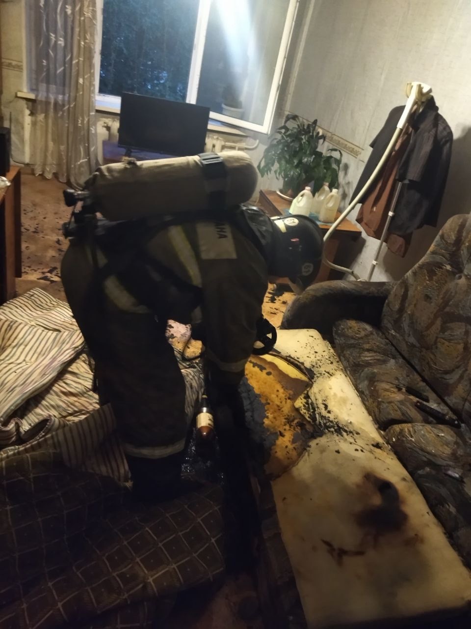 Ночью на пожаре спасли мужчину, 15 человек эвакуировали из пятиэтажки в Беломорске