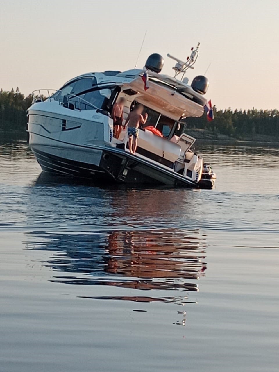 Яхта с детьми тонула в Ладожском озере - спасатели Карелии пришли на помощь