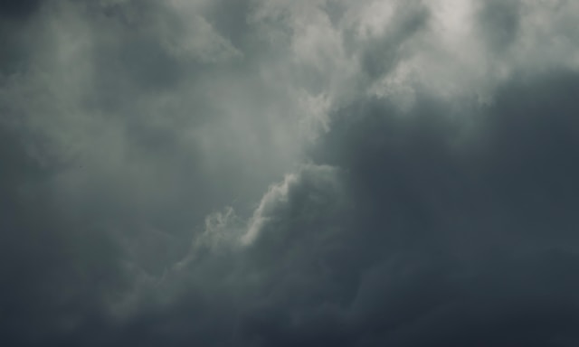 Гроза не одна идет на Карелию, а в компании с градом и сильным ветром