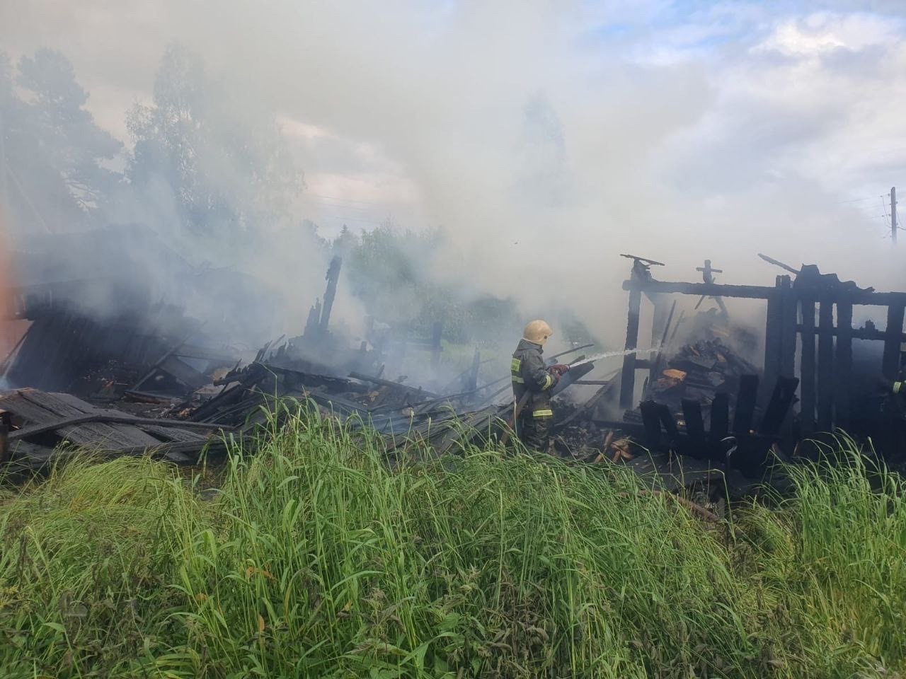 Пылающие совхозные сараи едва не спалили жилые дома в Медвежьегорском районе