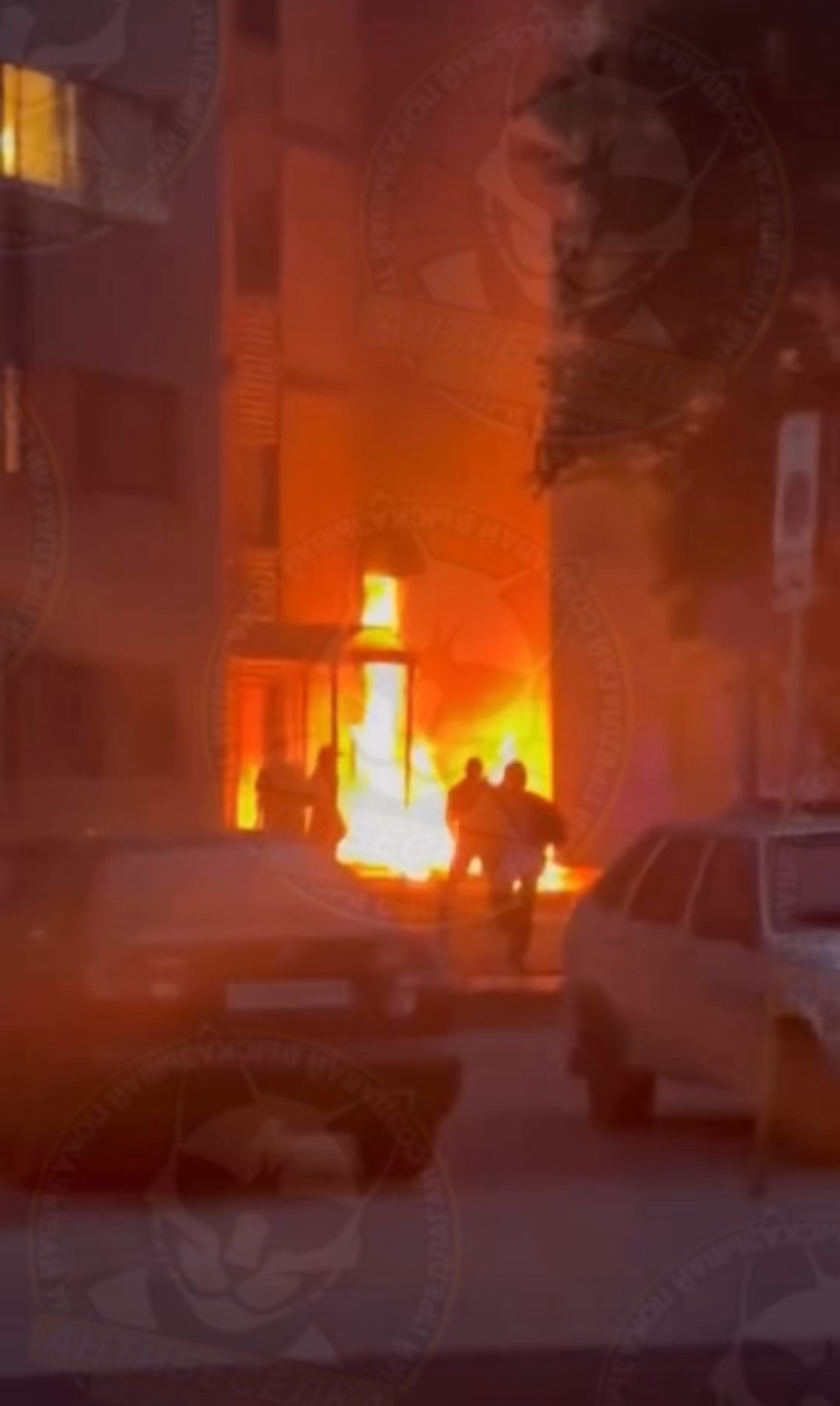 Четырех человек эвакуировали ночью из полыхающего общежития в Костомукше