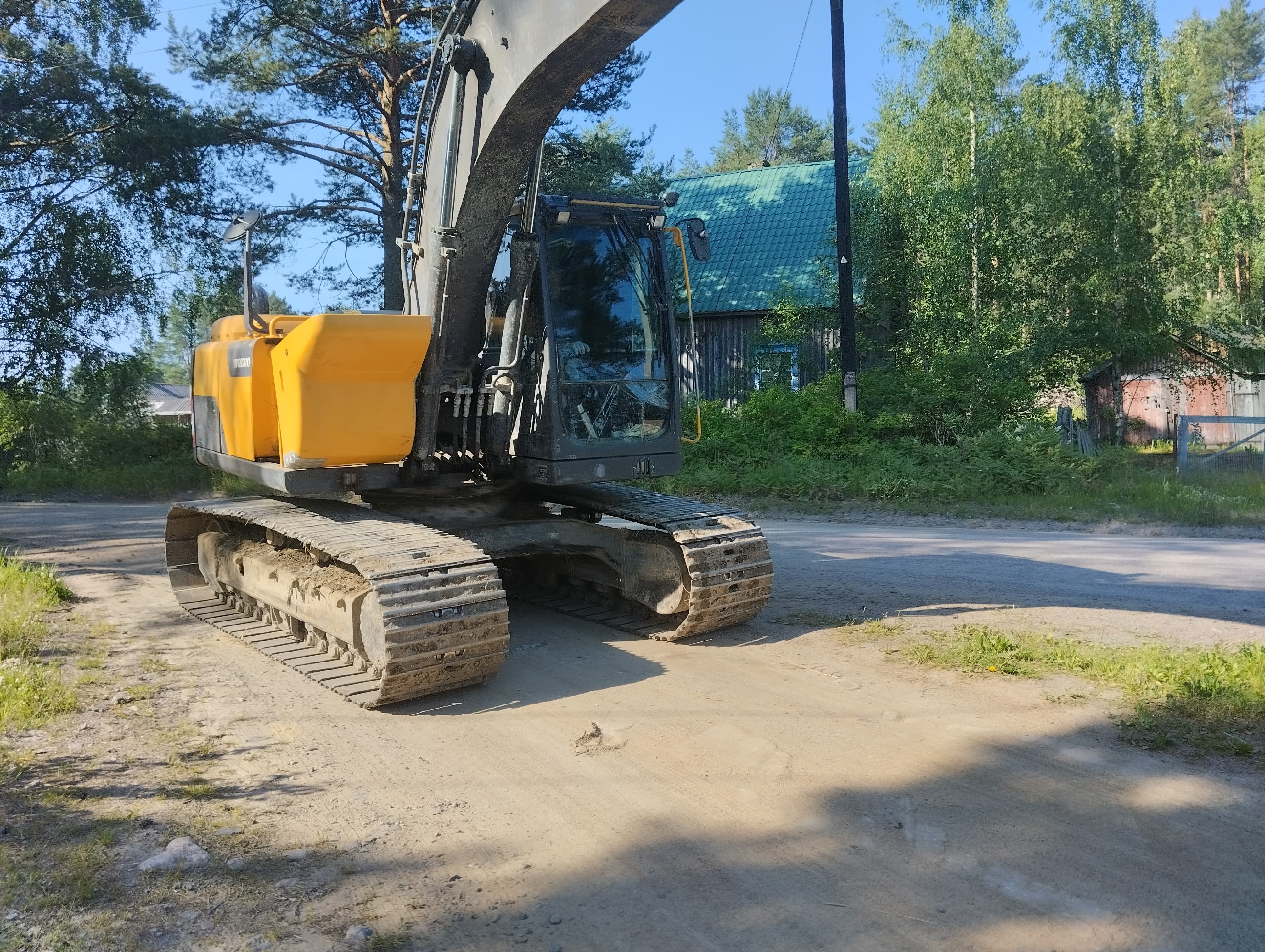 Гусеничный транспорт разрушает один из карельских поселков