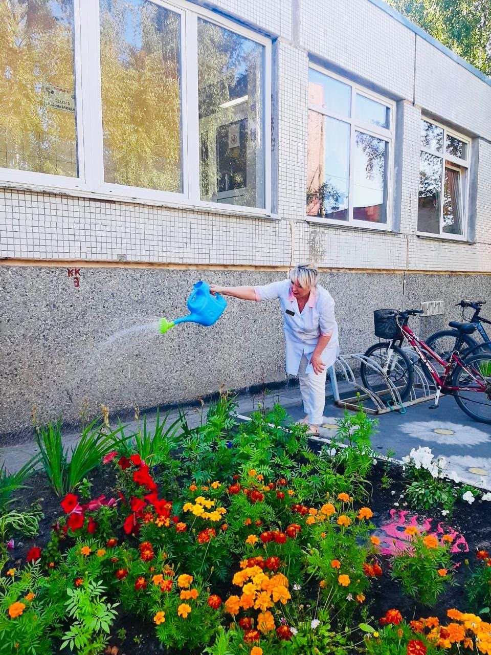 «Цветочные феи» наполнили здание детской поликлиники в Петрозаводске добром и красотой