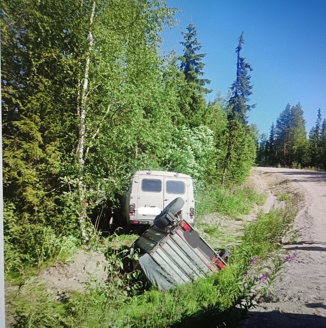 Травмированы трое: «буханка» с прицепом слетела с дороги на севере Карелии