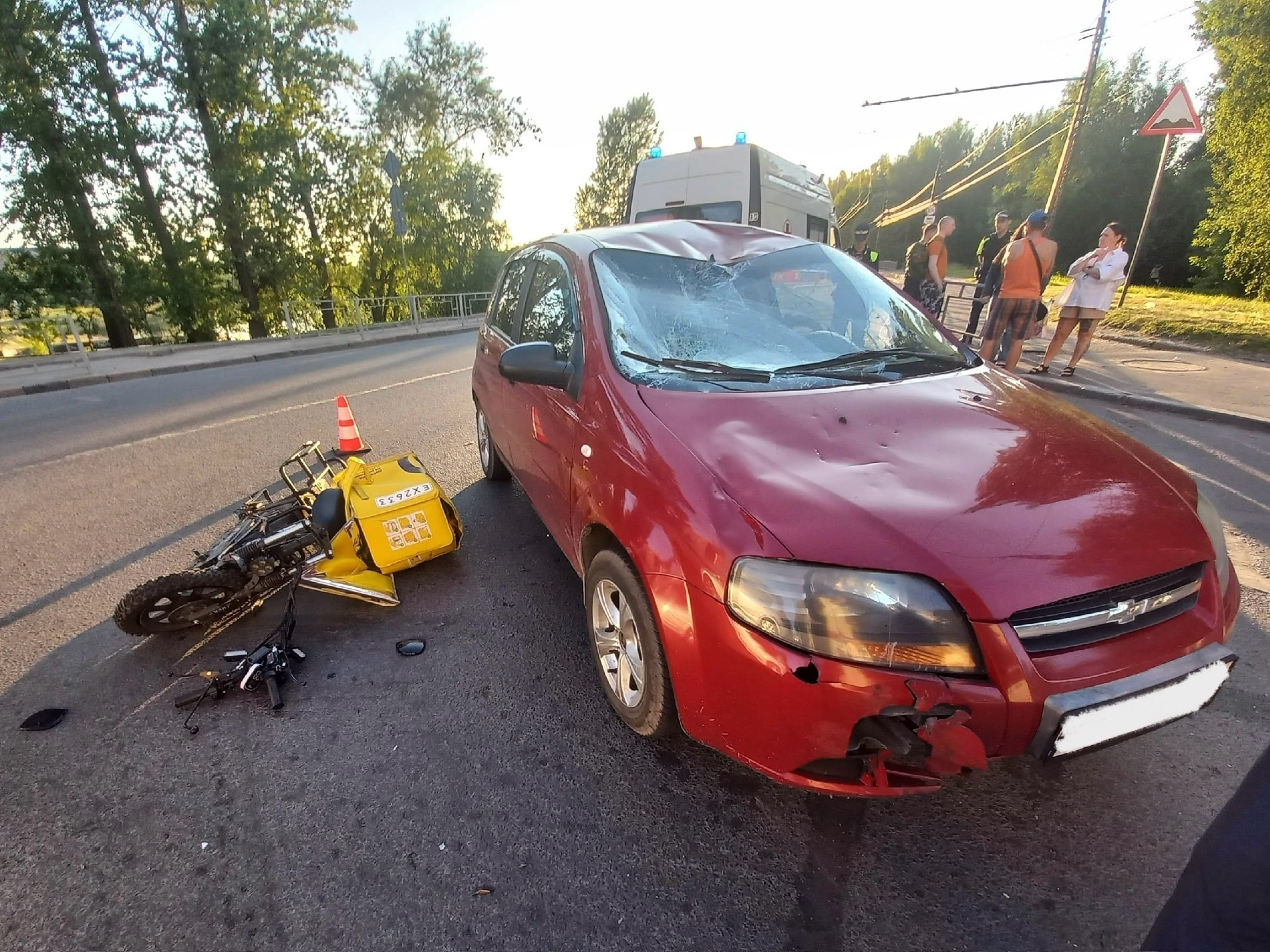 Появились подробности страшного ДТП в Петрозаводске, когда курьер на полном ходу врезался в легковушку и перелетел через нее