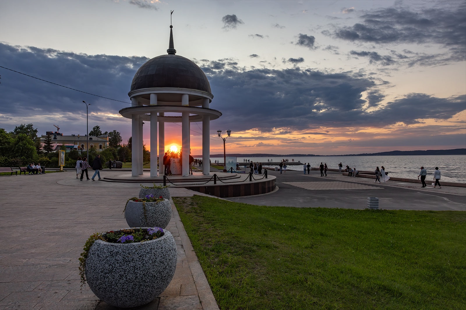 Провал на набережной в Петрозаводске пообещали устранить в ближайшие дни