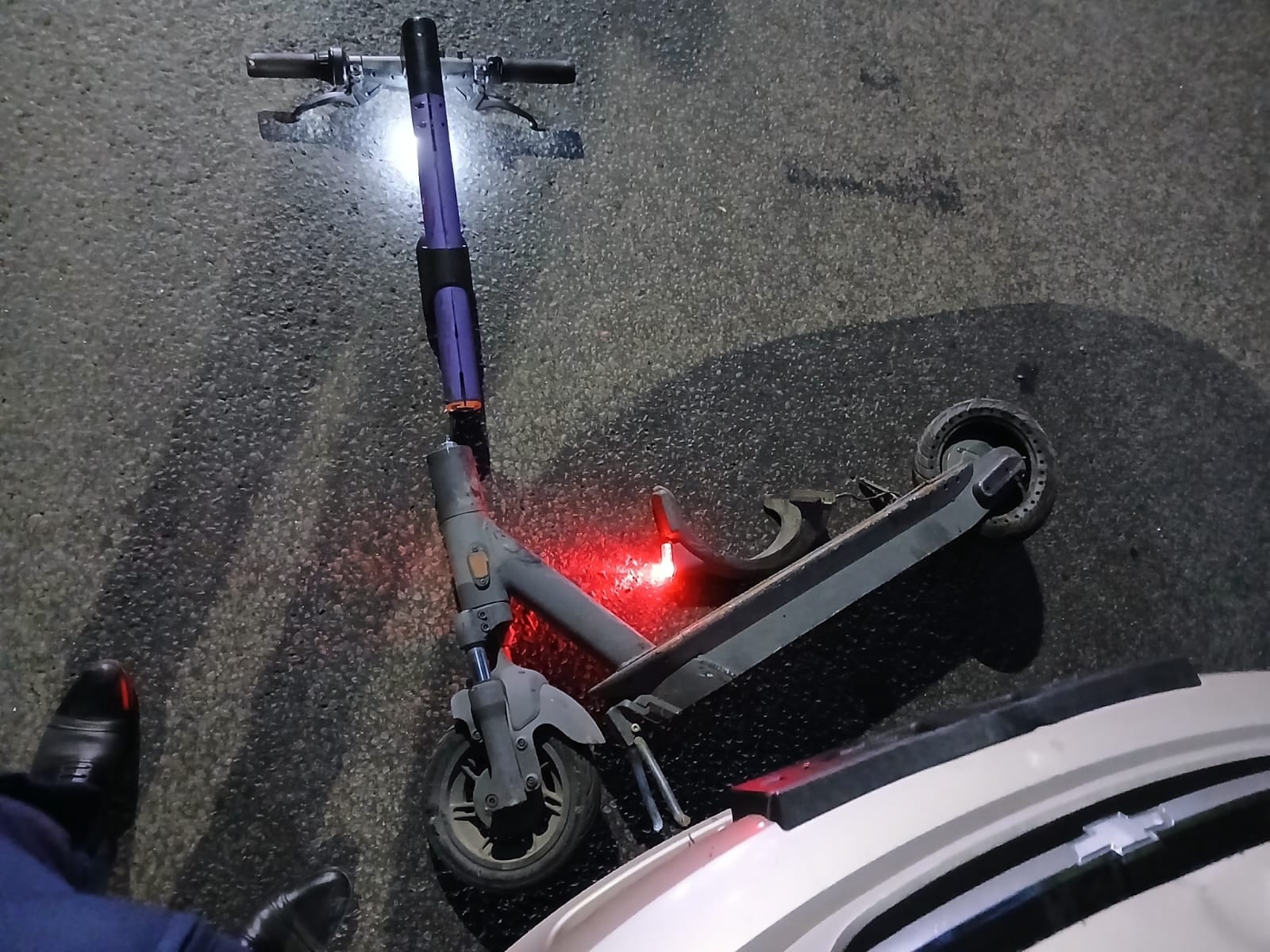 Самокатчик попал в больницу после столкновения с легковушкой в Петрозаводске